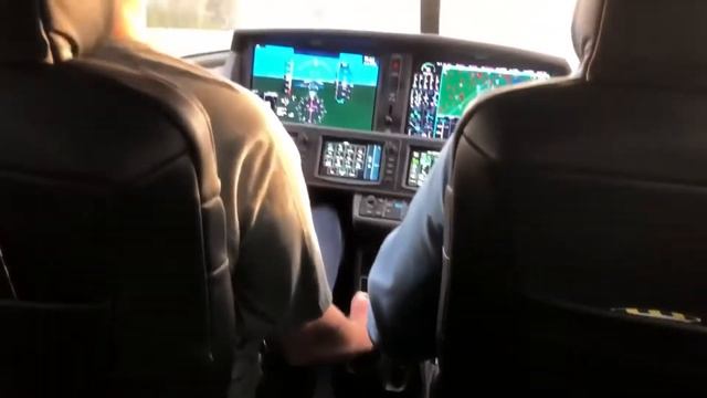 Про маленький частный самолет Cirrus SF50 смотреть онлайн