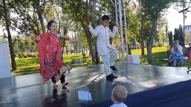 ЧУДНО! - Индийский Танец Танцуют Дети смотреть онлайн