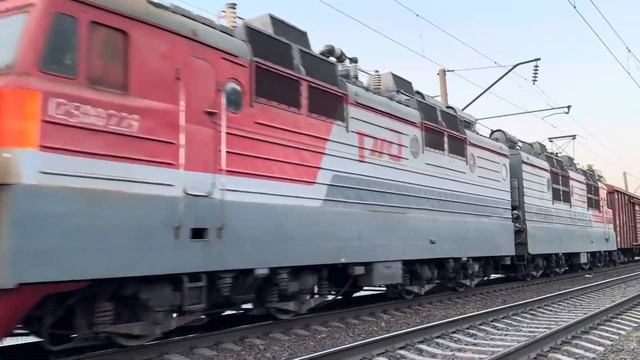 Электровоз ВЛ80с-484Б/422 с двумя крытыми вагонами. Привет смотреть онлайн
