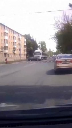 Большой не заметил маленькую?