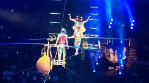 Опасный трюк в Цирке акробат идёт по канату с двумя девушками на плечах