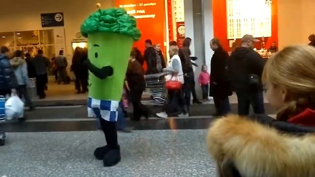 Green broccoli. Dancing. ;-)  [Зеленая брокколь. Танцует. ;-)] смотреть онлайн