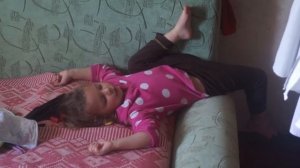 Ребенок заснул стоя в углу ;-)