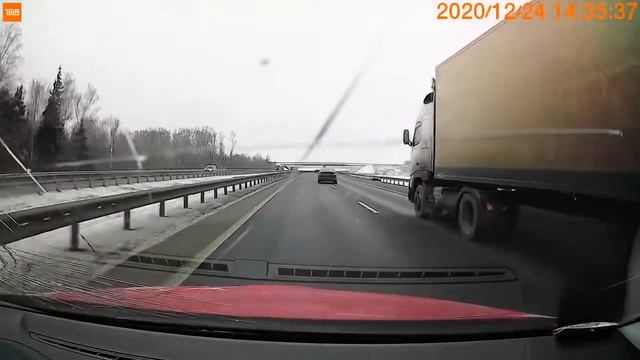 ЖЕСТЬ! ПТИЦА ПРЯМ В ЛОБОВОЕ СТЕКЛО ! Ястреб, М4 смотреть онлайн