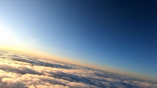 Фантастический полет над облаками, на закате. Крыло Ar W смотреть онлайн