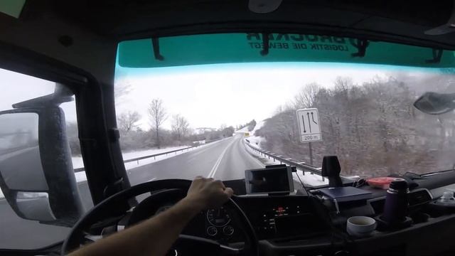 Сломал крыло. Перегруз на сторону. Дальнобой по Европе смотреть онлайн