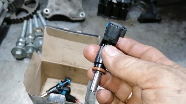 Chevrolet Cruze 1,6л. Сьём форсунок, чистка и установка. смотреть онлайн