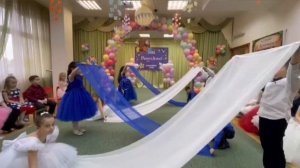 Танец с полотнами на выпускной в детском саду