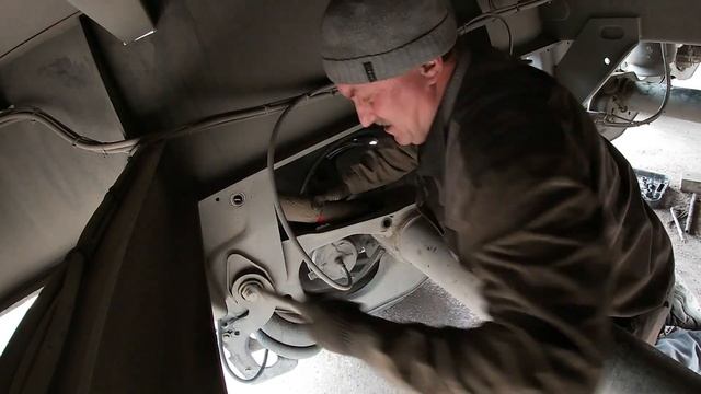 Пришло время .Меняем амортизаторы на фуре. смотреть онлайн