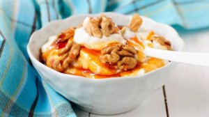 Вкусный десерт с грецком орехом яблоком и медом.
