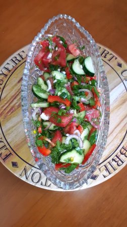 Простой деревенский но довольно вкусный салат. Салат летний, полезный, вкусный!
