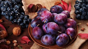 "Слива"  
 Музыка: О.Залозный -   Исполнение: Г. Погорельская
Слова:Л. Эдвардсен