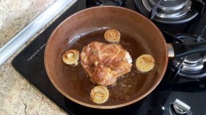 Как пожарить куриное бедро на сковороде что бы было вкусно?