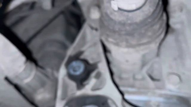 Как снять поддон кпп для слива масла.Опель комбо. смотреть онлайн