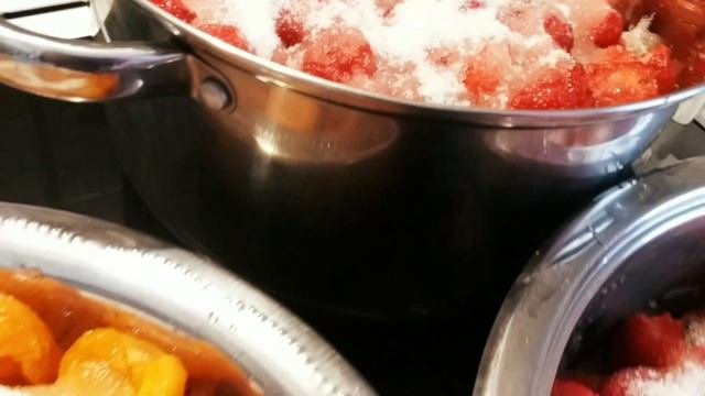 Буду варить варение из абрикосов и клубники.🍑🍓🍑🍓?