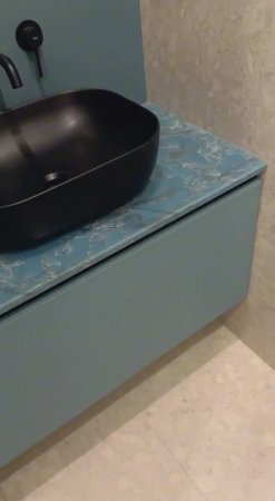 Столешница из синего кварцита Fontainebleau от Quantra Quartz.