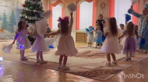 Танец снежинок (младшая группа)