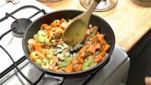 Щи со шкварками из квашеной капусты | Супер суп!