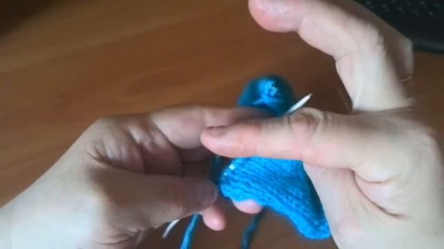 Шапочка спицами с косами и клиньями