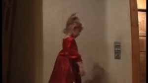 Маленькая девочка танцует