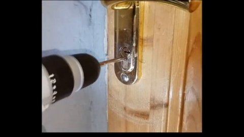 Как открыть замок без ключа - высверливаем личинку, се?