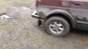 Нива на зимней резине. Замес в колее