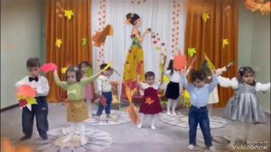 Танец с осенними листьями малышей - осенний утренник, p