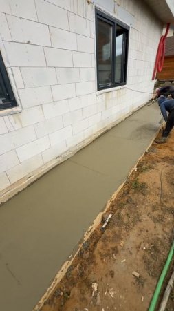 Бетонирование отмостки дома с уклоном в двух плоскостях на рельефном участке