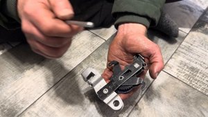 Натяжитель троса ручного тормоза w211