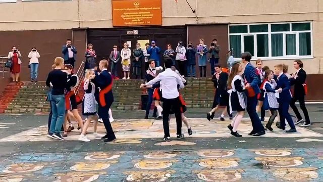 САМЫЙ КРАСИВЫЙ ВАЛЬС НА ПОСЛЕДНИЙ ЗВОНОК🥳MIDDLE OF THE NIGHT смотреть онлайн