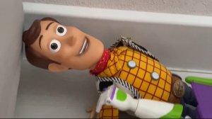 Эмилия находит в мешке игрушки - персонажи из мультфильма  «История игрушек»! Вуди, Базз и другие…