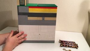 АВТОМАТ ДЛЯ ПРОДАЖИ СНИКЕРС за 10 рублей - КОНФЕТОМАТ самоделка | Lego snickers vending machine