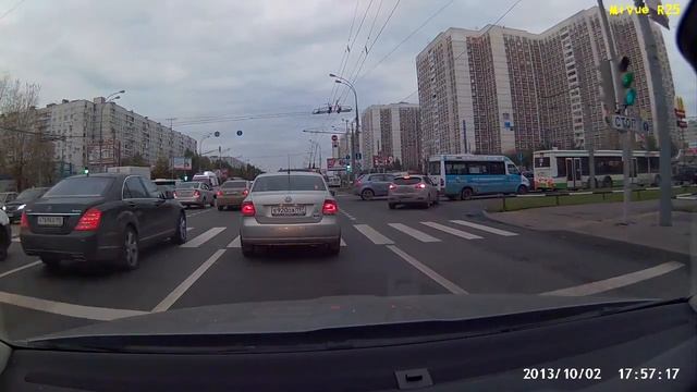 Видеорегистратор в зеркале Mio MiVue R25 смотреть онлайн