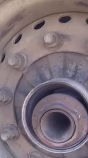 ЗАЧЕМ дальнобойщики надевают бутылки на колеса? РАСКРЫТ СЕКРЕТ