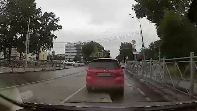 Молниеносная реакция водителя спасла пешехода, выско? смотреть онлайн