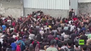 مشاهد مؤلمة لتدافع مئات الغزيين أمام مخبز في النصيرات في محاولات يائسة للحصول على الخبز