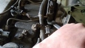 Как снять форсунку KIA Sorento 2.5 дизель common rail. How to remove common r