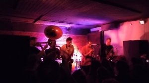 Выступление брассовой команды Nuggers в баре Syndrome