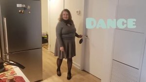 СЕРЕБРЯНАЯ БАБОЧКА ТАНЦУЕТ И ХОДИТ В СЕРОЙ ЮБОЧКЕ И СЕ