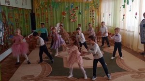 Танец "Весенняя капель" старшая группа "Ягодка"