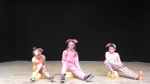 Самый очаровательный танец Трёх поросят!