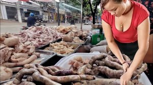 Всемирно известные свиные субпродукты по-прежнему пользуются большим спросом, несмотря на дождь.