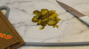 Фасолевый салат с сухариками