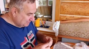 Деревенские дачники .Ревную мужа к помидорам 😀Муж опять что то стряпает😀