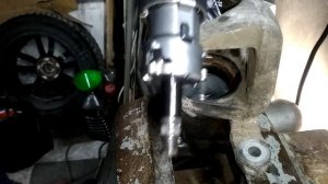 Как вытащить механизм стояночного тормоза из суппорт?