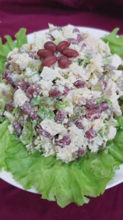 Салат с курицей, фасолью и маринованными огурчиками