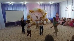Танец мальчиков "Крутые пацаны" на выпускном в детском