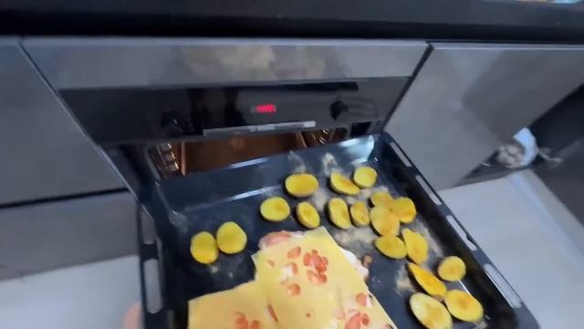 КАША ГОТОВИТ МЯСО ПО ФРАНЦУЗКИ И ДЕЛАЕТ РУМ ТУР | КАША ? смотреть онлайн