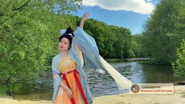 Китайский танец  китаянка танцует традиционный китай