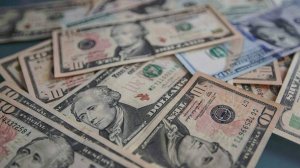 Правительство продлило продажу валютной выручки экспортерами до 2026 года